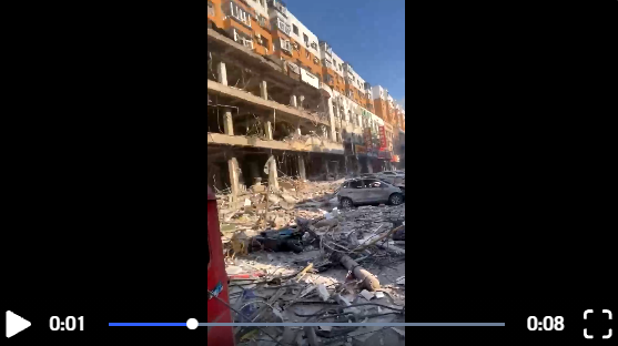 辽宁一门面房爆炸 现场有人倒地